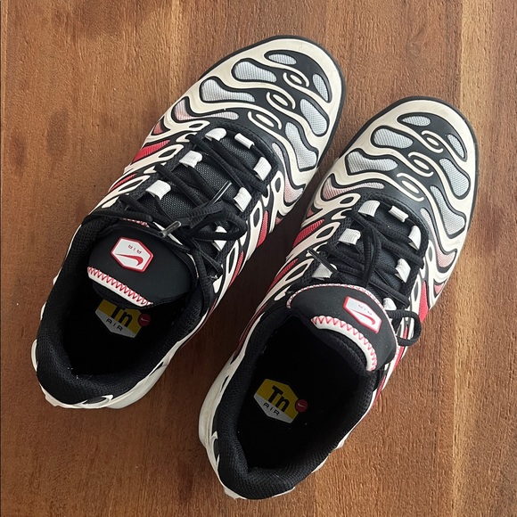 Nike Air Max Plus Drift in the "Sail and Blk" colorway - Picture 2 of 8